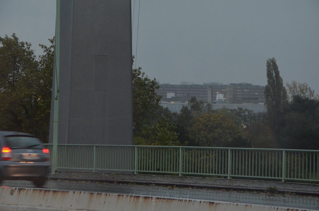 Einsatz BF Hoehenretter Koelner Seilbahn Hoehe Zoobruecke P2163.JPG